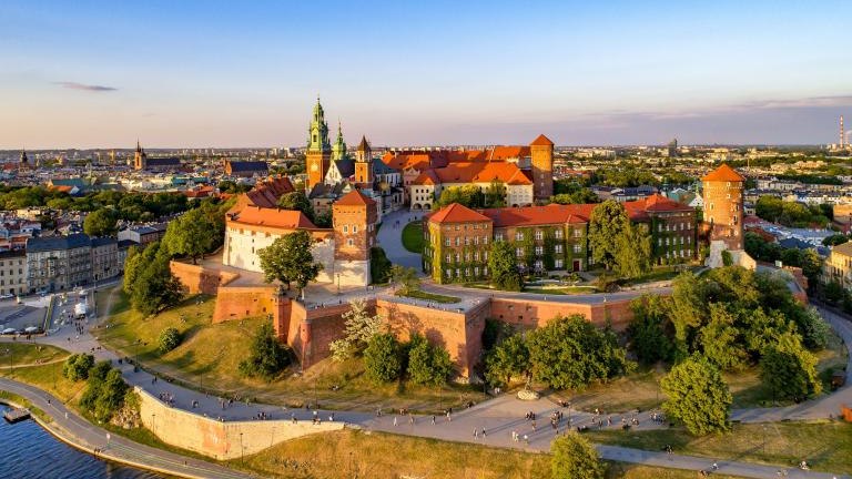 Polska. Panorama Krakowa z Wawelem, Katedra, Zamek Królewski na Wawelu, mury obronne, brzeg Wisły, park, promenada, spacery. shutterstock_1339501403.jpg